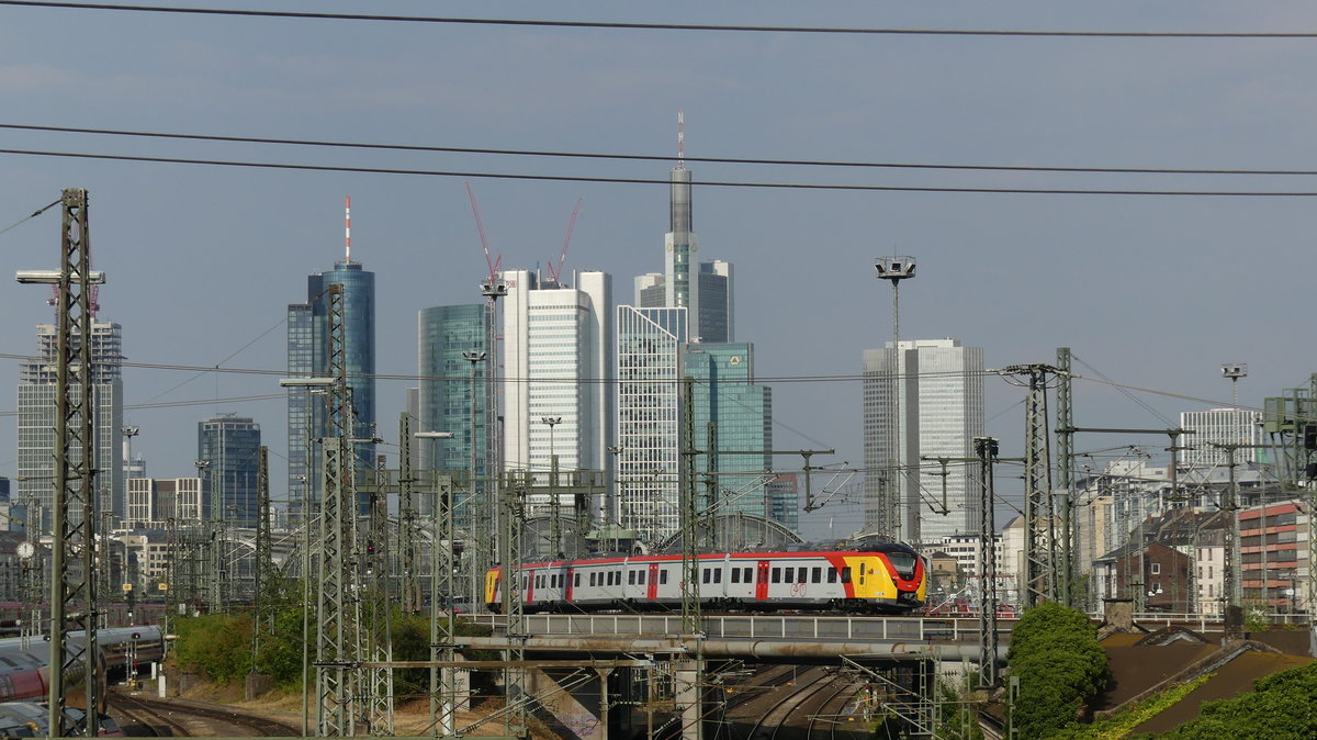 Seit Ende Juli 2018 sind die ersten Triebwagen der Baureihe 1440 auf den hessischen Linien RB58 und RE59 unterwegs. 
Hier zusehen ist eine RB58, die in wenigen Augenblicken Frankfurt Hbf erreicht, fotografiert vom obligatorischen Fotopunkt an der Camberger Brücke am 4.8.2018.