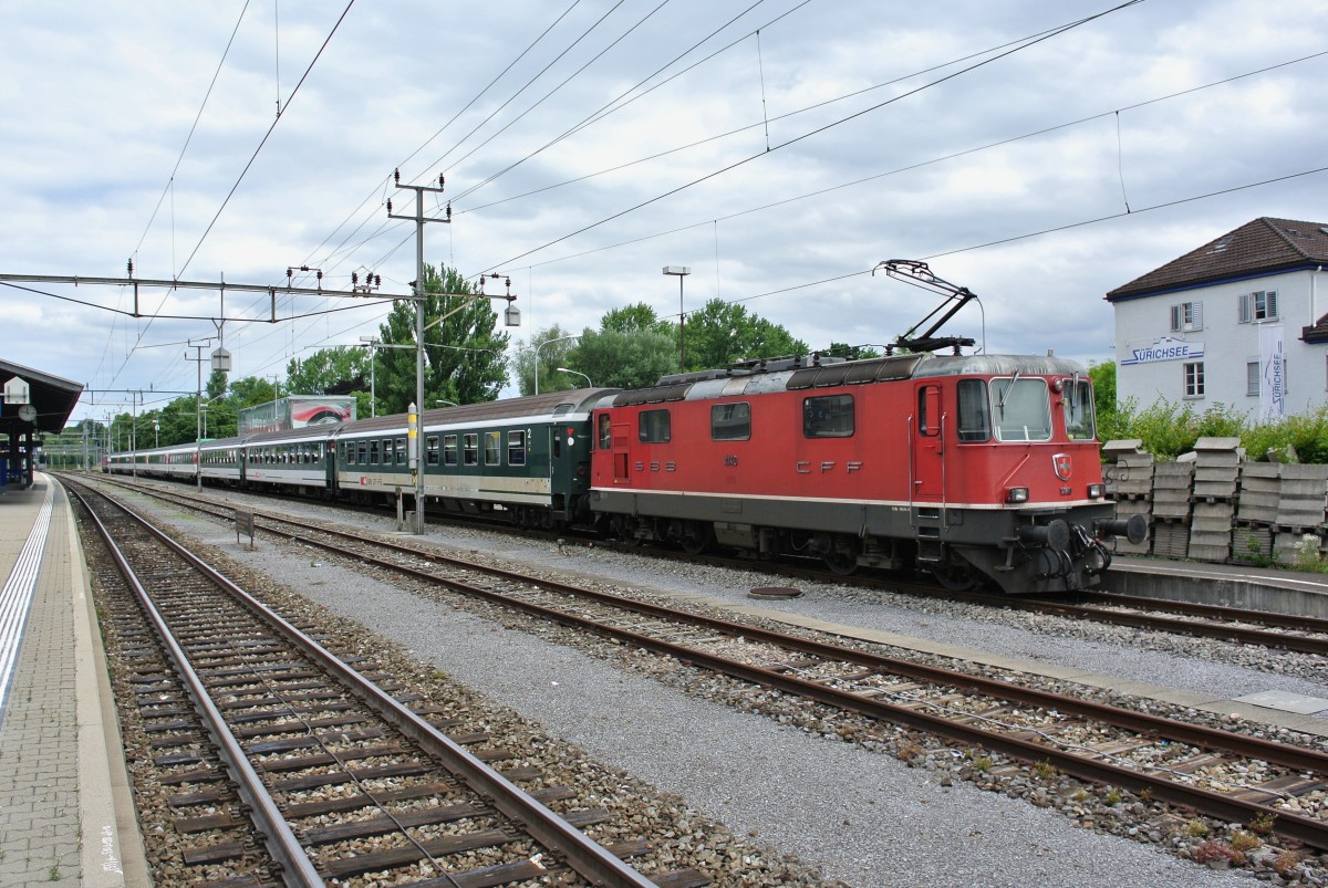 Seit der Eröffnung der Durchmesserlinie in Zürich verkehren die HVZ IR Luzern-Zürich-Luzern als erste Züge des Fernverkehrs in den Bahnhof Zürich Löwenstrasse. Da im neuen Bahnhof nicht rangiert und gekuppelt werden darf, müssen diese Zusatzzüge mit je einer Re 4/4 II vorne und hinten geführt werden. Tagsüber werden die beiden Züge in Zürich Wollishofen abgestellt. IR 3514/3537: Re 4/4 II 11140, 3 B(pm51), B EWIV, A EWIV, 2 Apm61 Refit, Bpm61 Refit und Re 4/4 II 11118, 15.07.2014.