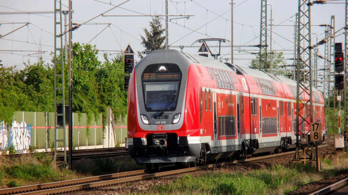 Seit etwa Mitte März sind die neuen Triebfahrzeuge der Baureihe 446 auf der Riedbahn unterwegs. Hier fährt 446 039 als RE70 nach Mannheim in den Bahnhof Lampertheim ein. Aufgenommen am 27. April 2018.