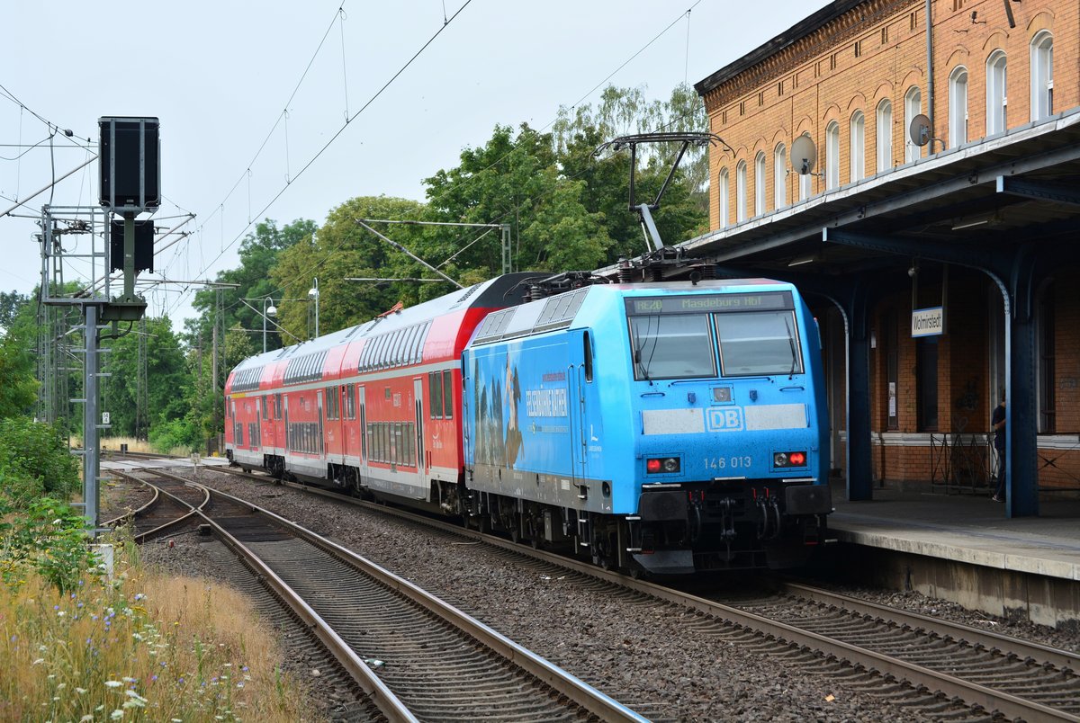 Seit etwas mehr als 2 Jahren rollt 146 013 im blauen Gewand durchs Lande und macht Werbung für die Felsenbühne Rathen. Hier schiebt sie ihre 3 Dostos gerade aus Wolmirstedt gen Magdeburg.

Wolmirstedt 22.07.2018