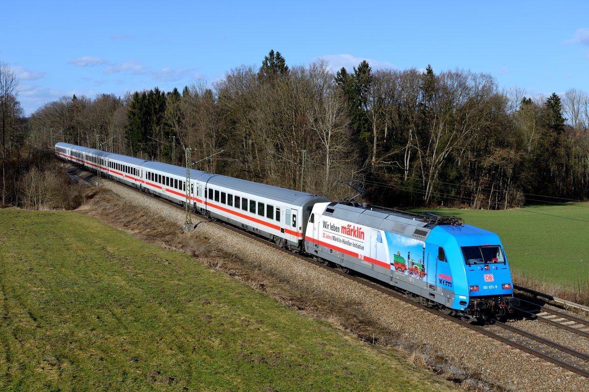 Seit ewigen Zeiten mal wieder eine Werbe-101 erwischt! Am 03. März 2015 beförderte die 101 071 den IC 2083  Königssee  von Hamburg Altona nach Freilassing. Bei Gutmart wurde der Leistung aufgelauert, die Lok, welche für das 25-jährige Bestehen der Märklin Händler-Initiative wirbt, war erfreulicherweise passend zum Zug gedreht.