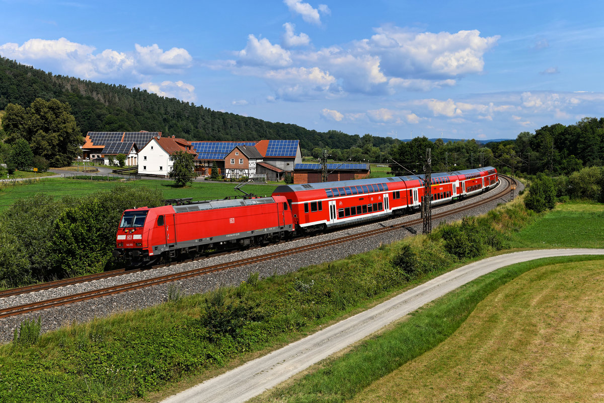 Seit dieser Fahrplanperiode kann man wieder DB Regio im Haunetal beobachten. Einige Züge der Linie RB 50 wurden bis nach Bad Hersfeld verlängert. Am 18. Juli 2020 konnte ich die 146 255 mit dem RE 4595 auf der Fahrt nach Frankfurt am Main HBF bei Hermannspiegel aufnehmen.