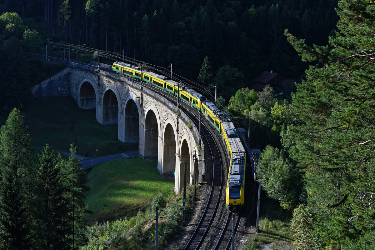 Seit Fahrplanwechsel im Dezember 2020 kommen die Ventus Triebzüge der Raaberbahn bis in die Steiermark. Als REX 7788 geht es von Bratislava-Petrzalka nach Mürzzuschlag. Am 26. September 2021 habe ich den Desiro ML mal  auf's Dach geschaut , als sie den Adlitzgraben Viadukt im Licht der ersten Sonnenstrahlen passierten. 