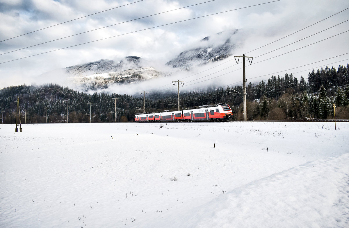 Seit Fahrplanwechsel im Dezember, sind die Desiro ML nun auch im Oberen Drautal im Einsatz, leider jedoch lediglich bei einem Zugpaar am Abend.
Nachdem es heute wieder etwas geschneit hatte, nutze ich gleich die Chance noch ein Winterbild vom cityjet zu bekommen.
Hier fährt soeben 4746 533-0, als S1 4239 (St. Veit a. d. Glan - Lienz), bei Berg im Drautal vorüber.
Aufgenommen am 18.3.2019.