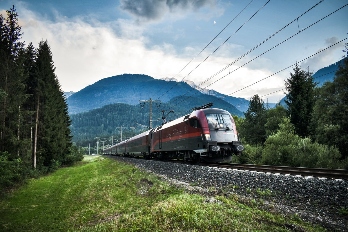 Seit Fahrplanwechsel existiert nun wieder eine railjet-Verbindung durchs Drautal und damit seit Dezember 2011 auch wieder eine zweite Direktverbindung von Wien nach Lienz. 
Hier zu sehen ist 1116 247-8 mit dem railjet 539 (Wien Hbf - Lienz), kurz vor der Haltestelle Berg im Drautal.
Aufgenommen am 8.8.2019.