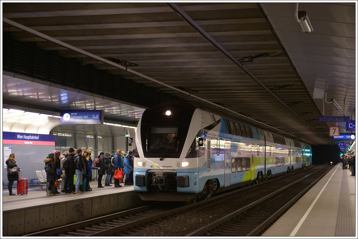 Seit Fahrplanwechsel fährt die Westbahn im Halbstundentakt von Wien nach Salzburg. Eine Linie hat als Abgangsbahnhof nach wie vor den Wiener Westbahnhof, die zweite Linie hat ihren Ausgangspunkt am Wiener Praterstern und fährt dabei auch, wie am Bild vom 10.12.17 zu sehen, den Wr. Hauptbahnhof an.