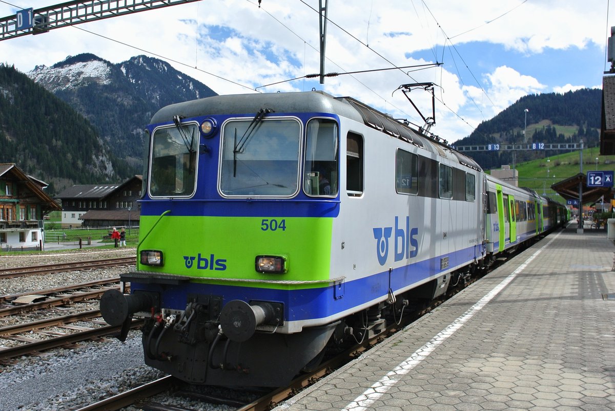 Seit Fahrplanwechsel kommen die EWIII Pendel mit den Re 420 planmssig nach Zweisimmen; Re 420 504-3 mit dem RE 4076 am 16.04.2016 in Zweisimmen.