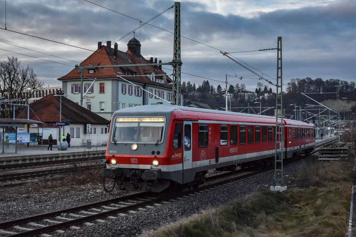 Seit Fahrplanwechsel ist die RB Ulm Hbf - Biberach(Riß) Süd Mo-Fr wieder fest in Hand von VT 628!

Am 08.01.20 verlässt 628 542 Biberach(Riß) als RB nach Biberach(Riß) Süd
