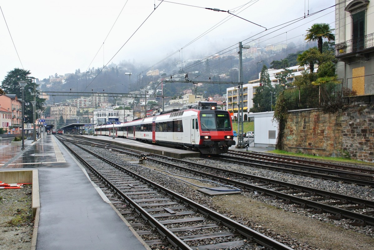 Seit Fahrplanwechsel verkehren auch im Tessin z. T. Dominos. RBDe 560 205-7 mit der S20 25636 bei Ausfahrt in Locarno, 30.01.2014.