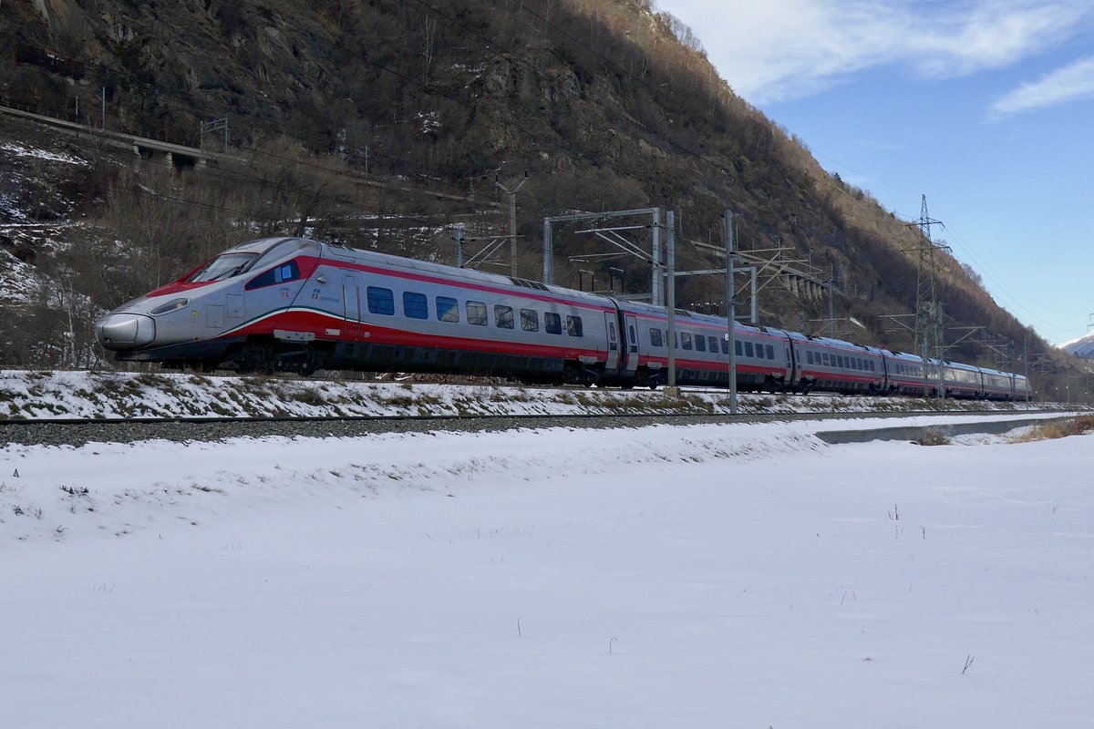 Seit Fahrplanwechsel verkehren auch Trenitalia ETR durch den Simplon, weil man für Frankfurt die RABe 503 braucht.
Hier der Trenitalia ETR 610 012 als EC 34 von Milano nach Genf, am 25.12.17 im Glisergrund bei Gamsen. 