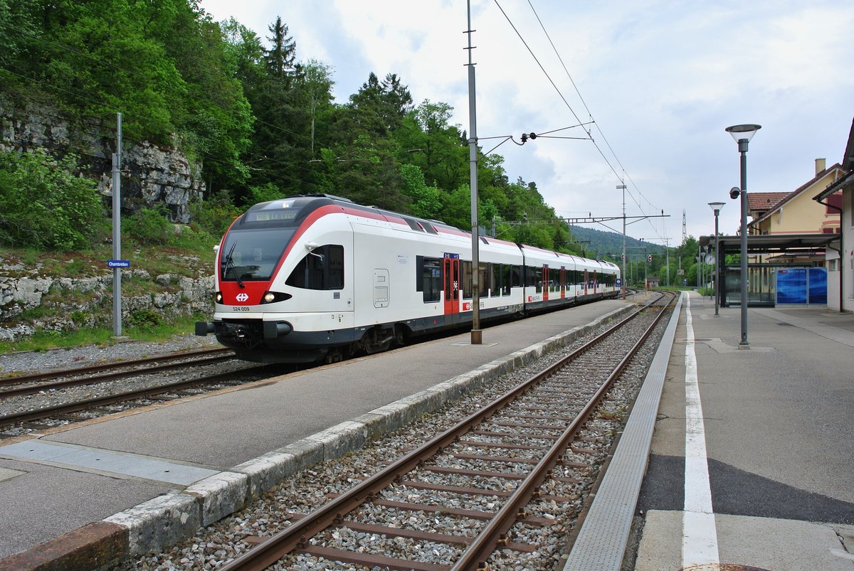Seit Fahrplanwechsel verkehren auf den RE Neuchatel-Le Locle Flirt des Typs 524 und TRN Flirt. Im Bild erreicht der RABe 524 009 als RE 3970 den Wendebahnhof Chambrelien, 14.05.2016.