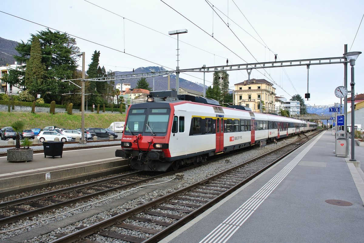 Seit Fahrplanwechsel verkehren keine direkten IR mehr bis Locarno. Auf der S20 verkehren dafr zwei Umlufe mit Doppeltraktion Domino. Im Bild erreicht die S 25663 soeben Locarno. Der Pendel besteht aus einem 4- und einem 3-teiligen Pendel, wobei jeweils der Triebwagen Seite Bellinzona aufgrund der berlnge des Zuges geschlossen ist. ABt 50 85 39-43 811-1, 2 B Inova, RBDe 560 214-9, ABt 843-3, B Inova und RBDe 560 216-4, 08.03.2017.
