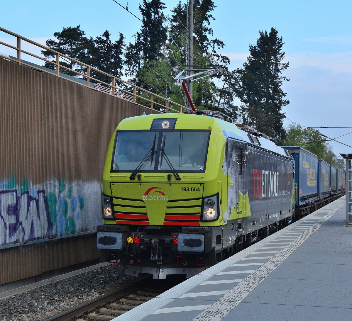 Seit fast 2 Monaten fährt 193 554 durch Deutschland und seit 3 Tagen fährt sie für Alpha Trains Luxemburg im TXLeitwolf Beklebung. Noch vor kurzem fuhr sie einen Vectron Lokzug durch Deutschland. Nun darf sie sich auch vor Güterzügen beweisen und zog einen KLV durch Fürth - Unterfarrnbach. Richtung Fürth Hbf.

Fürth Unterfarrnbach 13.04.2017