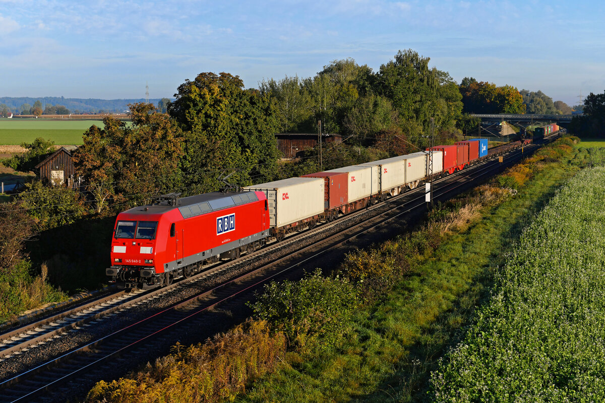 Seit geraumer Zeit an die RBH vermietet ist die 145 040 von DB Cargo. Am 15. Oktober 2021 konnte ich sie vor einem Containerzug nach München Riem beobachten. Die Aufnahme entstand bei Langweid vor den Toren Augsburgs.