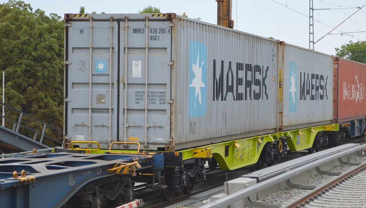 Seit geraumer Zeit neu europaweit im Einsatz diese in Textmarker-Gelb gefärbten Gelenk-Containertragwagen vom Einsteller Gatx Rail Germany GmbH mal einzeln aber auch in Ganzzügen, hier im Bild der Wagen mit der Nr. 33 TEN 85 CH-GATXD 4850 077-0 Sggrs am 14.08.20 Berlin Karow.