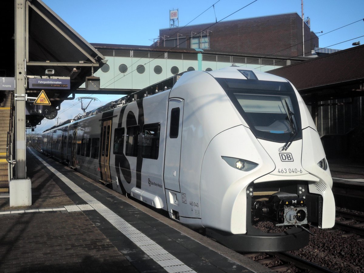 Seit gestern fahren auf der neuen  S9  die Züge der Baureihe 463. Hier steht der 463 040-6 pünktlich und abfahrtbereit um 13:58 Uhr in Hockenheim in Richtung Karlsruhe. Zumindest gestern waren die Züge sehr pünktlich unterwegs. Komforttechnisch ist der Zug ein Quantensprung zum bisher hier fahrenden 425. 