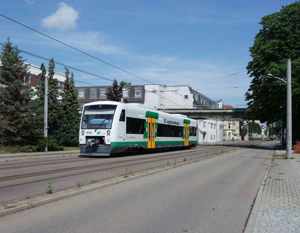 Seit heute fährt die Vogtlandbahn auch mit den Shuttle im Regelfahrplan ins Zwickauer Zentrum.Hier VT56 nach Bad Brambach zwischen den Haltepunkten Zwickau-Zentrum und Stadthalle.14.06.2015.