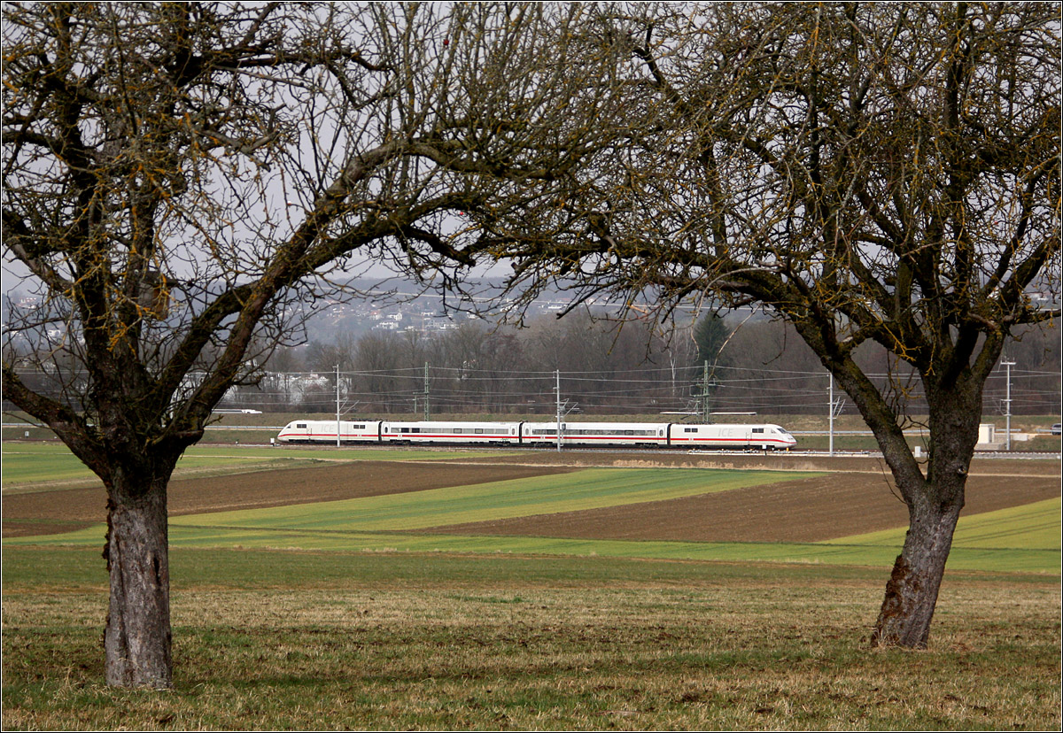 Seit heute hier unterwegs - 

... der ICE S auf der Neubaustrecke Wendlingen - Ulm. Noch fährt er langsam mit ca. 40 km/h und nicht signalgesichtert sondern auf Sicht. Später sollen auch Messfahrten mit bis zu 275 km/h gefahren werden. In der Spitz schafft aber der ICE-S 400 km/h.
Der ICE-S hat den Albvorlandtunnel bei Kirchheim unter Teck verlassen und fährt weiter in Richtung Ulm, wobei er die Schwäbische Alb überqueren wird.

16.03.2022 (M)