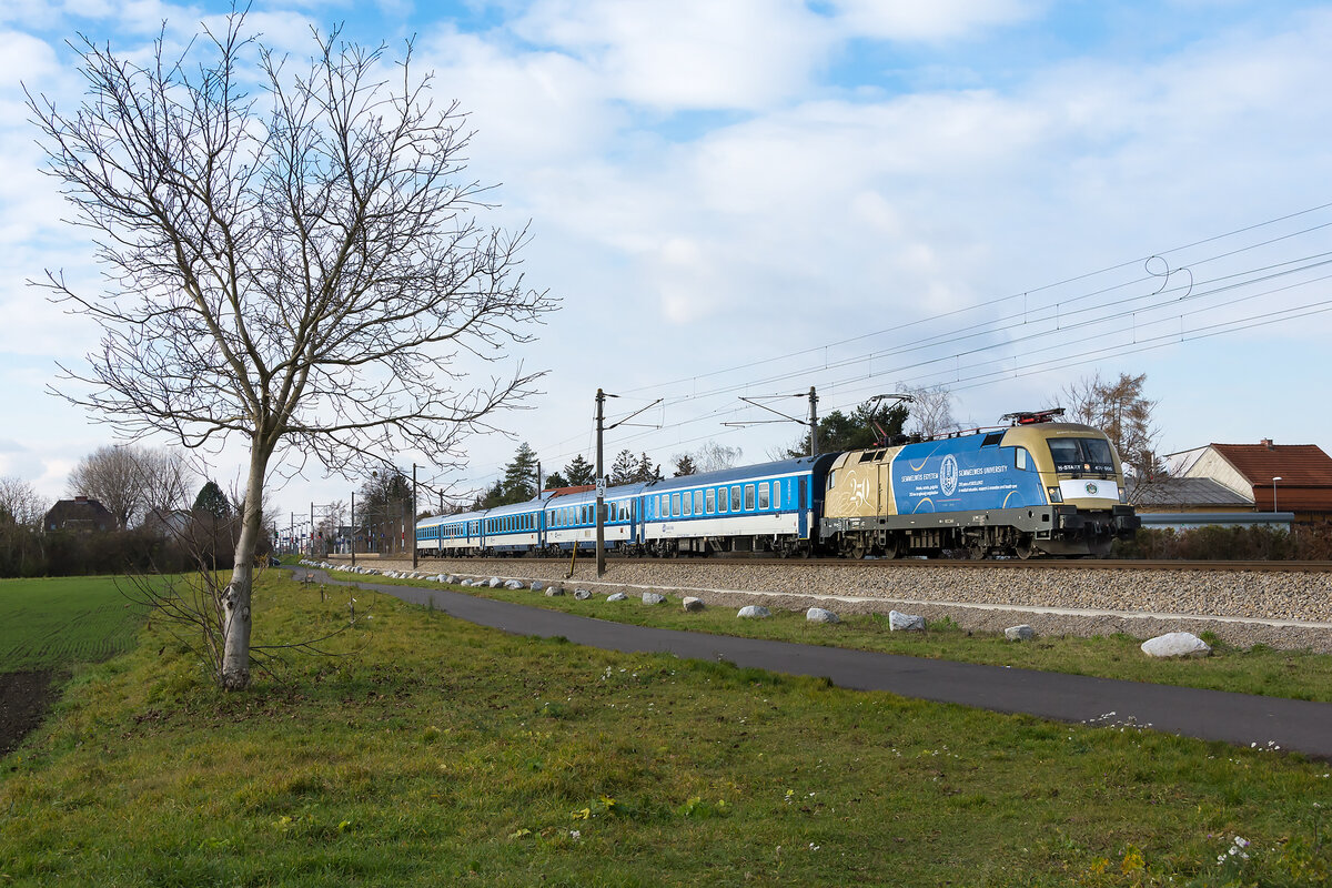 Seit heute neu im Fahrplan auf der Franz Josef'S Bahn, der REX 321, welcher Prag mit Wien über Gmünd verbindet. Die Aufnahme enstand kurz nach Zeiselmauer-Königstetten, am 11.12.2022. 