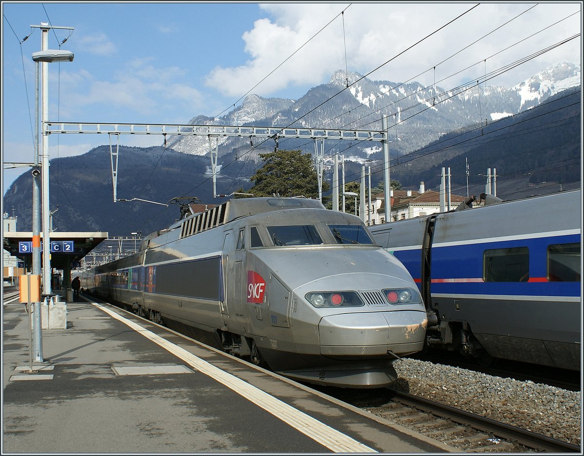 Seit Inbetriebnahme des ETCS Betriebs von Lausanne (excl.) nach Villeneuve verkehren auf der Simplonstrecke keine TGV mehr, dabei zeigten sich vor einigen Jahren zumindest Saisonal an Winter-Samstagen erstaunlich viele TGV Züge auf der Simplon Linie: In Aigle begegnet der von Paris nach Brig fahrende TGV seinem Gegenzug. 

20 Februar 2010