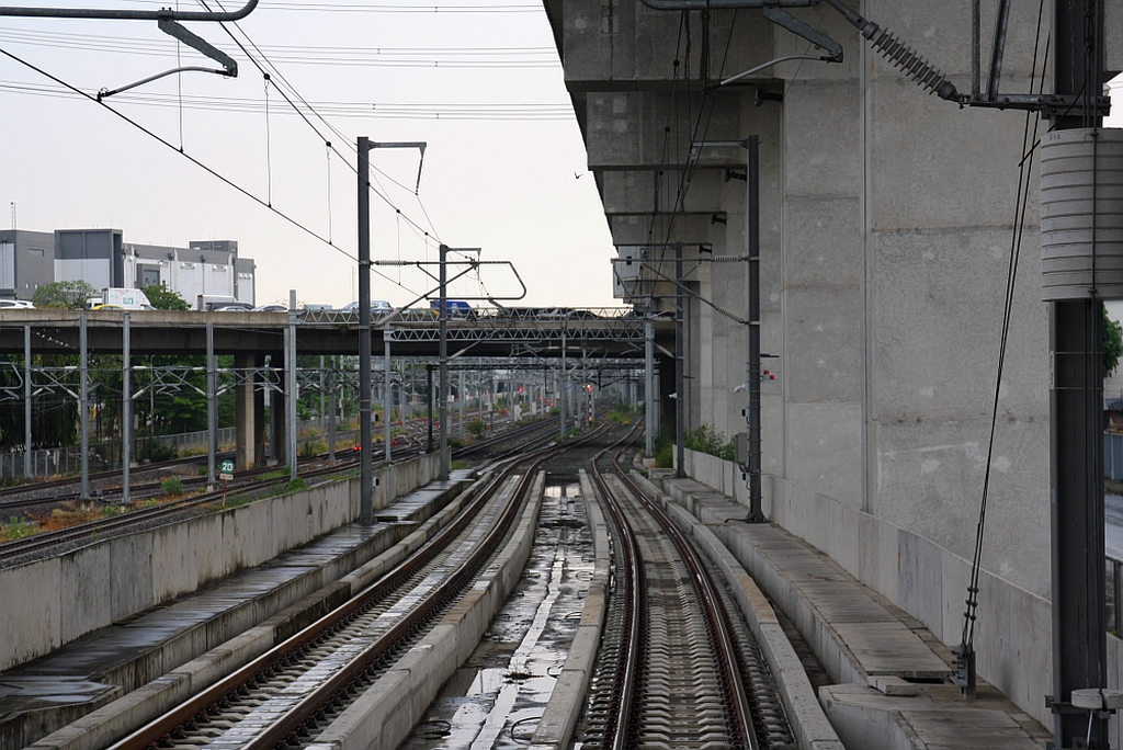 Seit der Inbetriebnahme der Krungthep Aphiwat Station der SRT (vorher Bang Sue Grand Station genannt) am 19.Jänner 2023 fahren alle SP.EXP, EXP und RAP der Northern und North Eastern Line von dort ab und mit Halt nur in Don Muang Station bis kurz vor Rangsit in Hochlage. Die ORD, LOC und COM fahren nach wie vor von der Hua Lamphong Station ab und wechseln dann nach der Nikhom Rotfai Km. 11 Station in die Hochlagetrasse. - Das Bild vom 28.April 2023 (aufgenommen durch die Stirnwandtüre des letzten Wagen des ORD 207) zeigt den Beginn der Rampe zur Hochlage nach der Nikhom Rotfai Km. 11 Station.