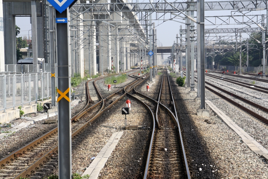Seit der Inbetriebnahme der Krungthep Aphiwat Station der SRT (vorher Bang Sue Grand Station genannt) am 19.Jänner 2023 verkehren die Zügen der Northern und Northeastern Line welche in Hua Lamphong beginnen/enden zwischen der Nikhom Rotfai Km. 11 Station und Rangsit Station auf der Hochlagetrasse. - Das Bild vom 10.Dezember 2023 zeigt die Abzweigung nach der Nikhom Rotfai Km. 11 Station von der alten Trasse zur Rampe auf die Hochlagetrasse.