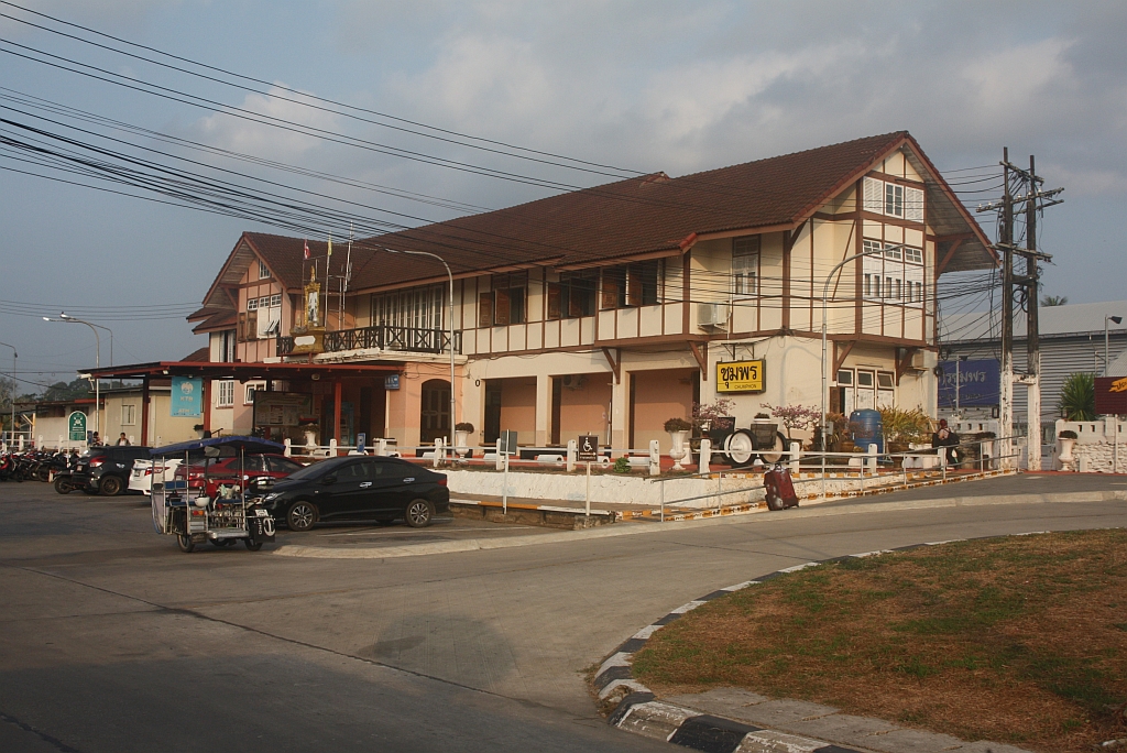 Seit Inbetriebnahme der neuen Chumphon Station im Rahmen des 2 gleisigen Ausbau der Southern Line dient das Aufnahmsgeb�ude der alten Chumphon Station nur mehr bahninternen Zwecken. - Bild vom Morgen des 17.April 2026.