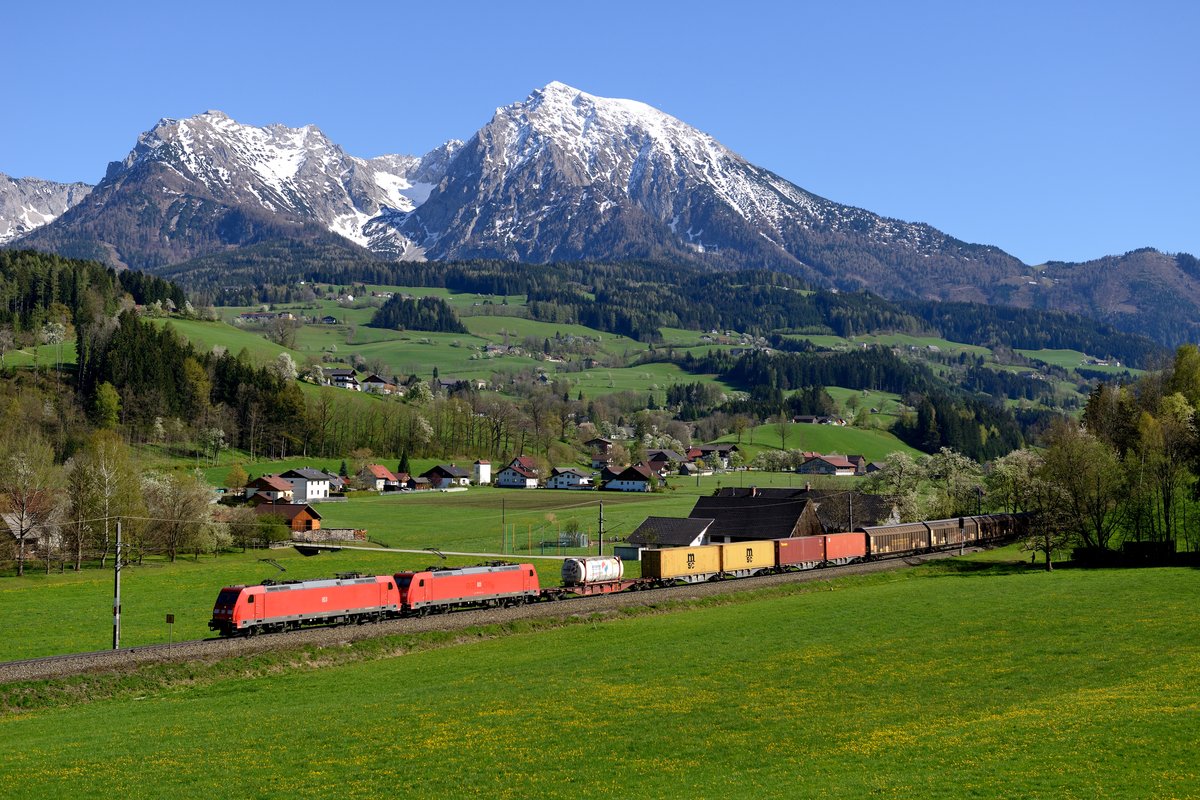 Seit Jahren eine feste Größe auf der Pyhrnbahn: Der Papierzug GAG 48930 von Gratwein-Gratkorn nach Spellen. Am 21. April 2016 wurden diesem Zug auch noch einige Container-Tragwagen beigegeben. Das Tandem - bestehend aus 185 362 und 215 - wird den Zug über seinen gesamten Laufwerk befördern. Über der frühlingshaften Szenerie thront der 2244 Meter hohe große Pyhrgas.