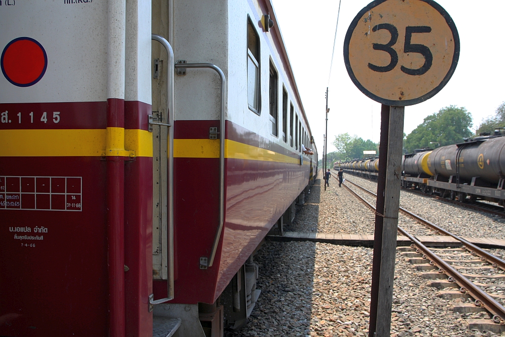 Seit Jahrzehnten halten in der Pak Nam Pho Station die Personenzüge am bahnsteiglosem Durchgangsgleis. Auch ich hatte das Vergnügen diese sportliche Herausforderung (mit Gepäck) am 29.März 2023 beim Besteigen des RAP 112 (Den Chai - Krungthep Aphiwat) zu bewältigen (:-).