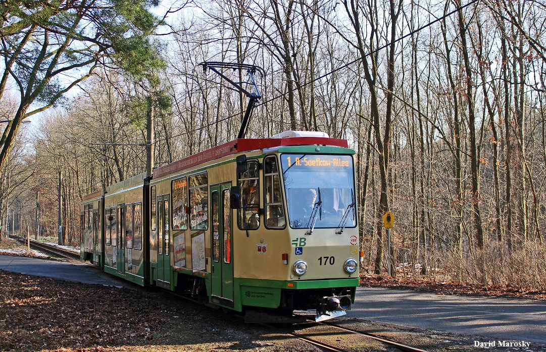Seit Jahrzehnten leideten Tatra-Triebwagen der VBBr in Brandenburg an der Havel fleißig ihren Dienst. Aufgenommen : Brandenburg, Asklepios Klinik