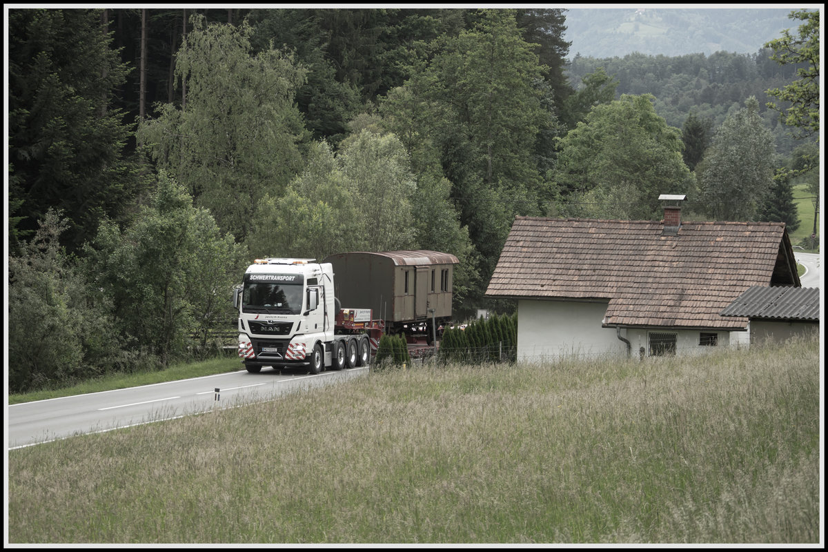 Seit Jahrzehnten Sah das Bahnwärter Häuschen zwischen Wies und Steyeregg keinen Zug mehr . 
Gestern rollte der  PWI133  der Graz Köflacher Eisenbahn vorbei am einzig verbleibenden Objekt dieser längst vergessenen Bahn.

29.05.2020
