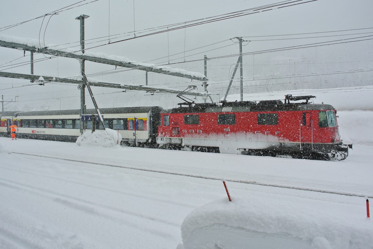 Seit jeher ist der Winter am Gotthard besonders hart: Re 4/4 II 11198 mit ihrem IR 2178 beim Zwischenhalt in Airolo, 07.02.2014.