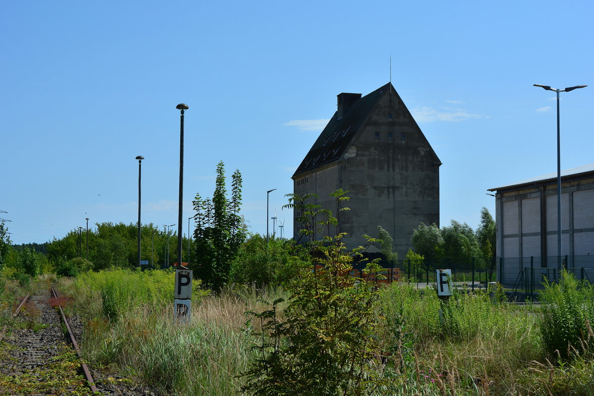 Seit knapp 19 Jahren pfeift hier schon kein Zug mehr. Seit dem 31.12.1998 ist hier der Zugverkehr eingestellt und die Strecke verwächst langsam immer mehr. Damals waren hier mehrere Anschlüsse zu Firmen wovon heute nur noch wenig deutet.

Niemegk 01.08.2017
