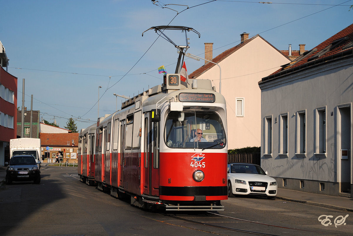 Seit kurzem besitzt der Betriebsbahnhof Floridsdorf auch Fahrzeuge der Typen E2 / c5. Hier sehen wir die Garnitur E2 4045 + c5 1445 beim Befahren der Blockschleife Stammersdorf in der Josef Flandorfer Straße. (21.05.2014)