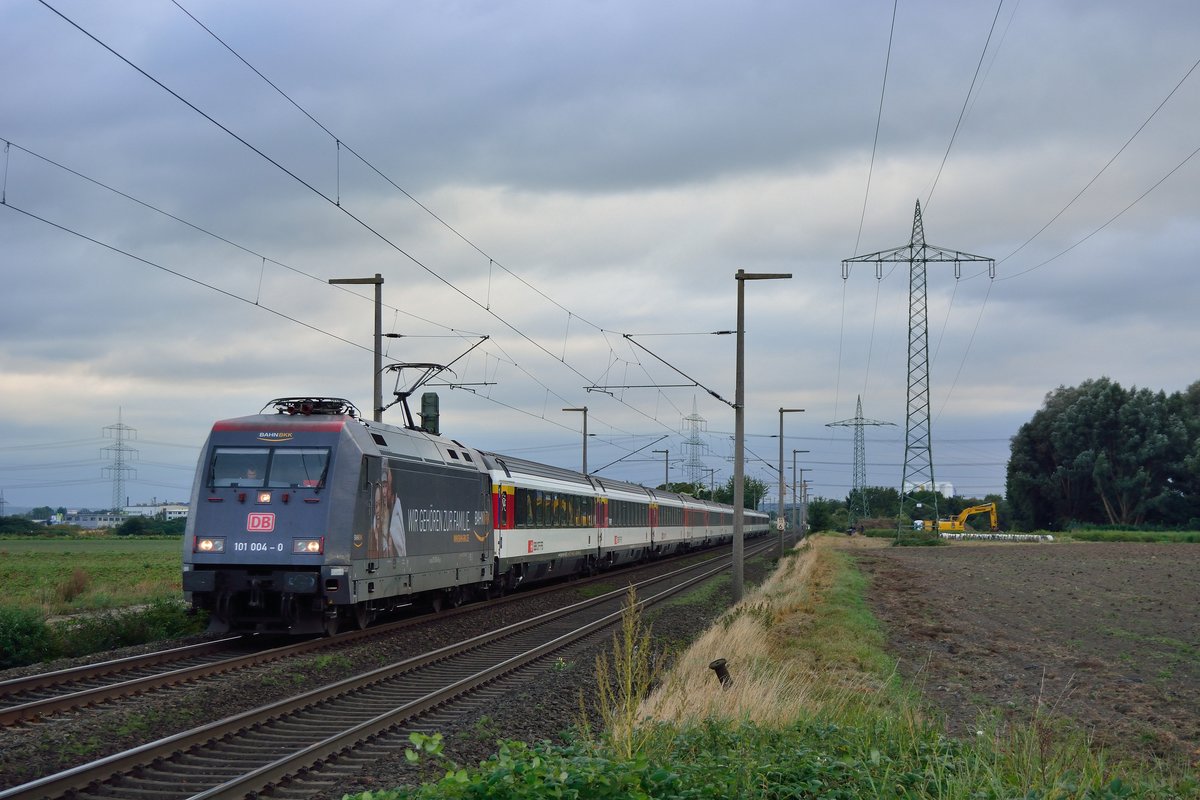 Seit kurzem trägt die 101 004-0 Werbung für die Bahn BKK. Hier führt sie mit einem EC zwischen Brühl und Hürth gen Köln.

Hürth 06.10.2016