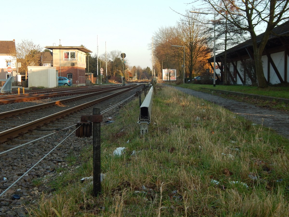 Seit kurzem werden in Rheindahlen neue Kabelkanäle gebaut welche die Seiltechnik wohl ersetzen werden. Anscheinend wird die Nebenbahn Romantik auch hier mal verschwunden sein.

Mönchengladbach Rheindahlen 17.01.2015