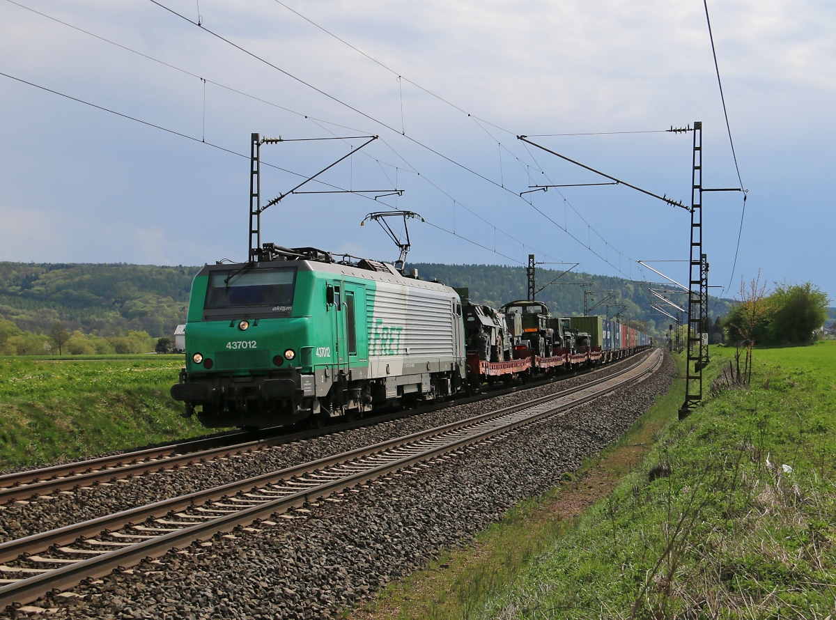 Seit langem mal wieder ein grünes  Frettchen ; 437012 mit Containerzug und ein paar Militärfahrzeugen vorweg in Fahrtrichtung Norden. Aufgenommen am 26.04.2015 zwischen Ludwigsau-Friedlos und Mecklar.