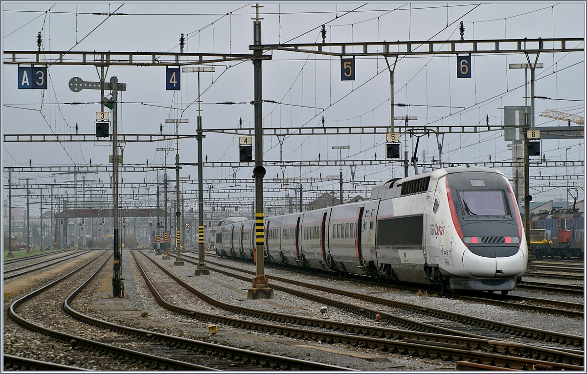 Seit langem schon, wenn auch etwas halbherzig verfolgte ich die Idee, einen TGV mit Formsignalen zu fotografieren. In zwischen La Plaine und Bellgarde waren die Formsignal schneller ersetzt, als ich dachte und Karlsruhe war mir etwas zu weit. Nun bin ich überraschend doch noch zu einem Formsignalbild mit TGV gekommen: Der in Bern von Paris ankommende TGV 9225 (22:51) wird bis zur Rückfahrt am nächsten Tag als TGV 9216 von Bern (ab 11:10) nach Paris im Rangierbahnhof Biel abgestellt.

Das Bild zeigt den TGV 4415, welcher für die Fahrt nach Bern vorbereitet wird.

Die Fotostelle ist frei zugänglich, siehe: https://igschieneschweiz.startbilder.de/bild/frankreich~fernverkehr~tgv-lyria/652536/die-wiese-zwischen-dem-bahnsteig-von.html

5. April 2019 