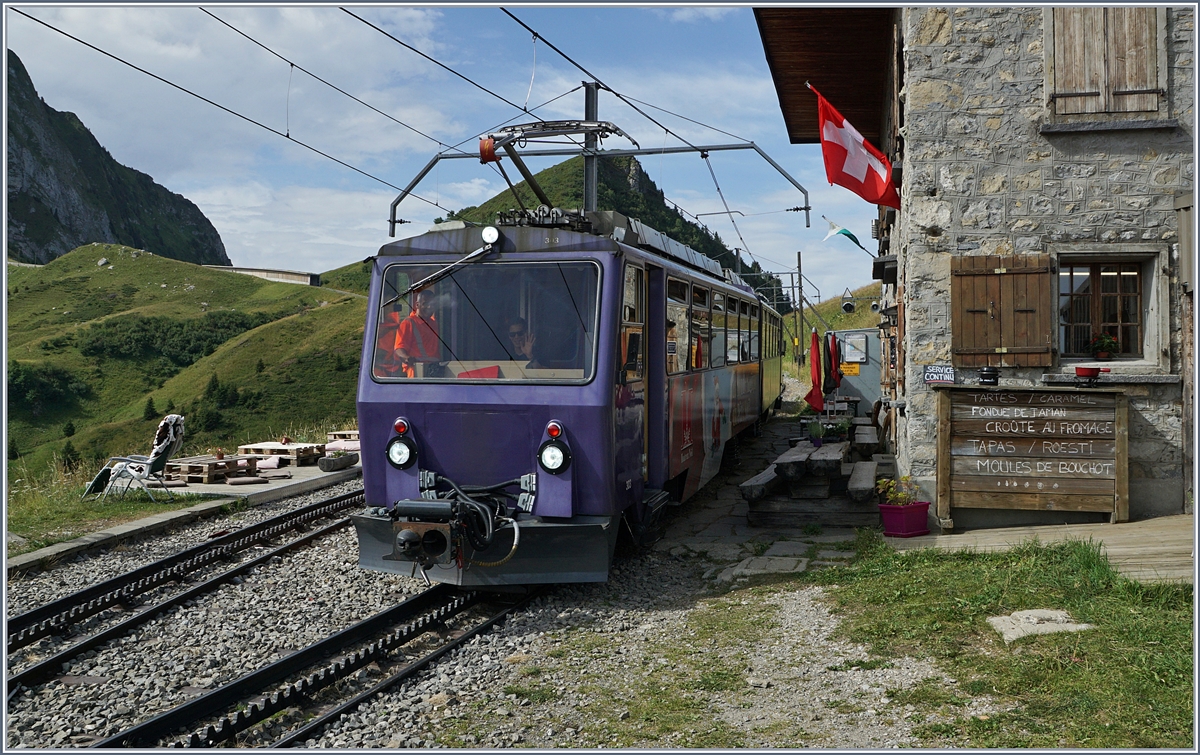 Seit letztem Jahr ist die Buvette de Jaman an der gleichnamigen Station in der Saison von Donnerstag bis Sonntag wieder geöffnet. Und wie man sieht, können die rechts im Bild aufgelisteten Köstlichkeiten in unmittelbarer Tuchfühlung zur Rochers de Naye Bahn genossen werden.
Ach ja, ein Zug ist ja auch noch zu sehen: Der Bhe 4/8 303 und ein weiterer Bhe 4/8 sind als Regionalzug 3360 vom Rochers de Naye Richtung Montreux unterwegs.
3. August 2017
