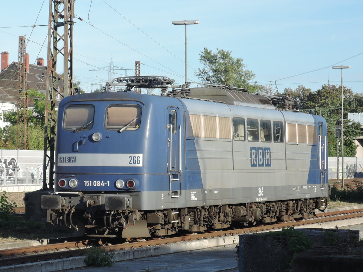 Seit letzter Woche steht die 151 084-1 der RBH in Mannheim-Rheinau. Fotografiert von der Rhenaniastraße aus am Abend des 12.09.2022. 