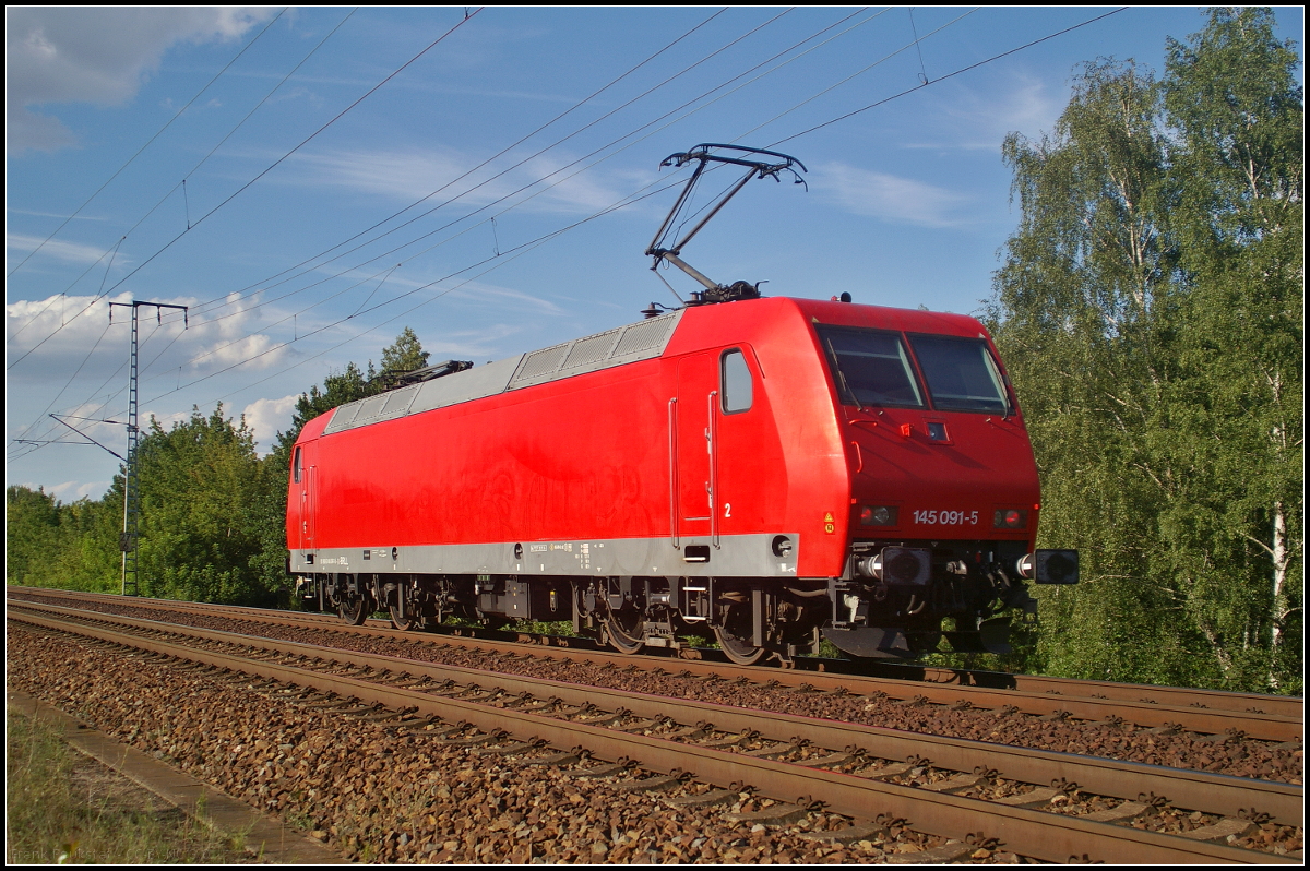 Seit Mitte 2016 ist 145 091 im Besitz von Beacon Rail Leasing S.à.r.l. aus Luxemburg. 2017 mietete HSL Logistik die Lok und fuhr am 09.08.2017 solo bei bestem Licht durch die Berliner Wuhlheide