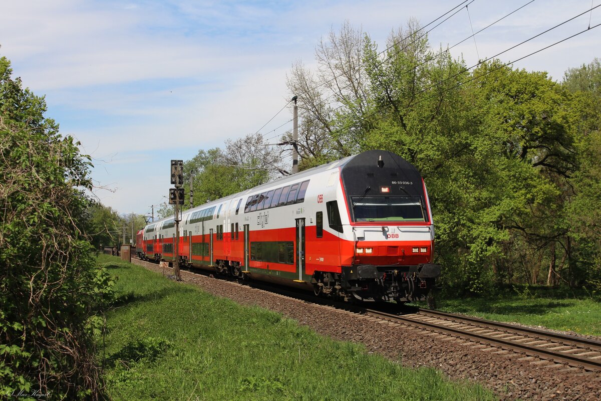 Seit Mitte Februar befindet sich eine vierteilige Doppelstockgarnitur für Personalschulungen in Graz. Seit Anfang April gibt es täglich an Werktagen auch Schulungsfahrten für Triebfahrzeugführer zwischen Graz und Leibnitz.
Am 23.4.2026 fährt der Doppelstockwendezug angeführt vom 8633 036 und geschoben von der 1016 043 kurz vor Wildon in Richtung Leibnitz.