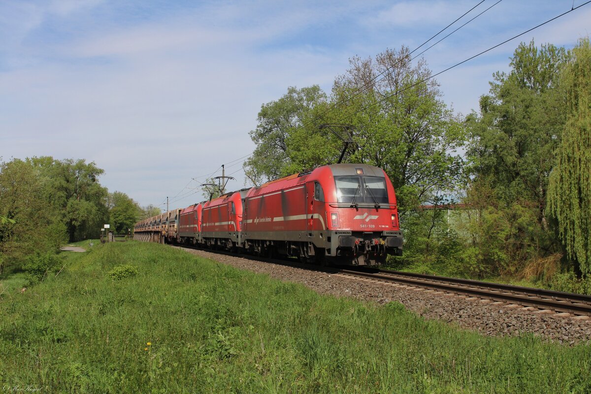 Seit Mitte März diesen Jahres verkehren mit den Erzzügen zwischen Koper und Leoben Donawitz die slowenischen 541er.
Der vormittags fahrende Leererzzug von Leoben Donawitz nach Koper Luka fährt hier am 23.4.2026 mit der 541 103, 541 003 und 541 107 bespannt kurz vor Wildon in Richtung seines Zieles an der Adria.