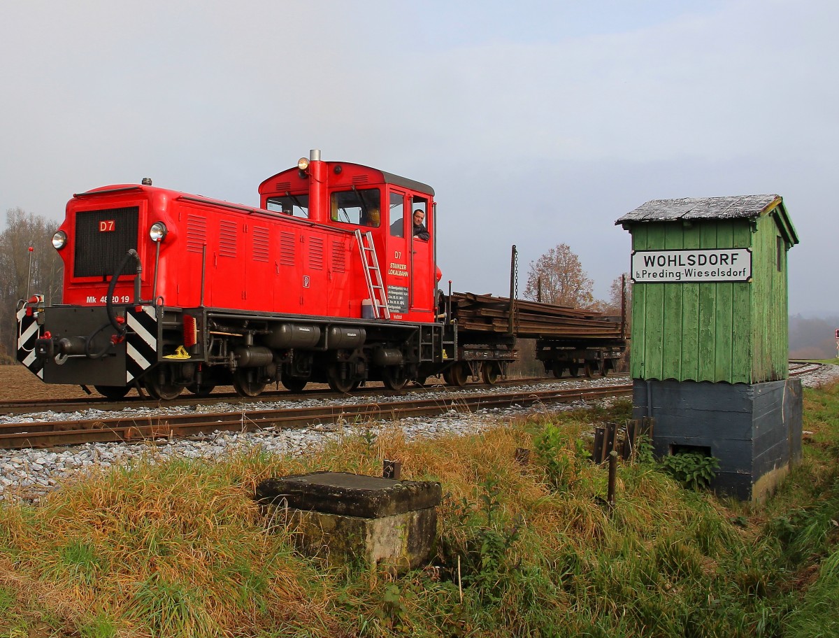 Seit mittlerweile 14 Jahren steht die Diesellok  D7  im dienste der Stainzer Lokalbahn. Das Triebfahrzeug der ungarischen Reihe MK48 ( 2019) war vorab bei der Zillertalbahn wo Sie allerdings durch die eher schwache Leistung nicht sehr beliebt war. Auch beim  Flascherlzug  ist die  Paprikalok  den Sie als Spitznamen bekommen hat nur begrenzt einsetzbar. Am 15.November 2014 zieht sie im zuge einer überstellfahrt knappe 40tonne Schienen nach Stainz die in der jetzigen Ladestelle Wohlsdorf abgestellt waren.