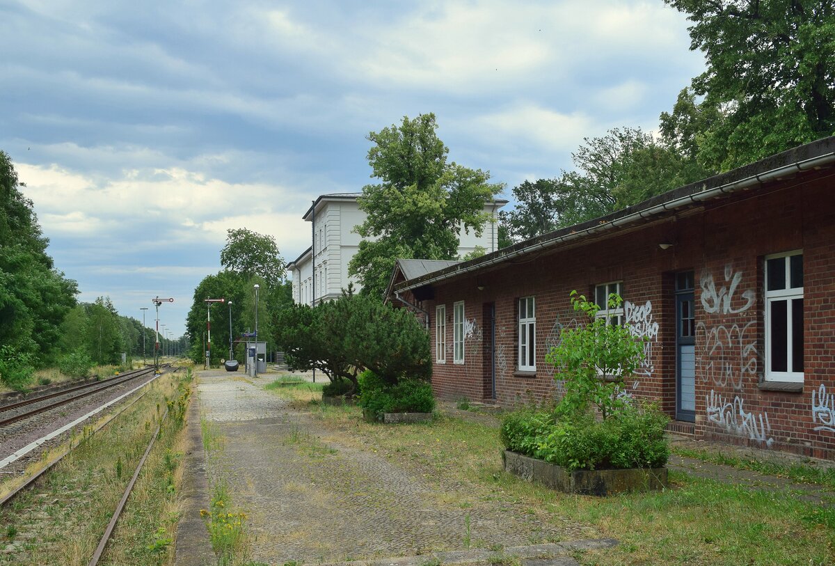 Seit Monaten ist die Wendlandbahn wegen den Bröckelschwellen gesperrt. Auf einigen Abschnitten ist bereits alles erneuert worden. In Dannenberg selbst ist noch nichts passiert. Dementsprechend verwaistsind die Bahnsteige.

Dannenberg 15.07.2023