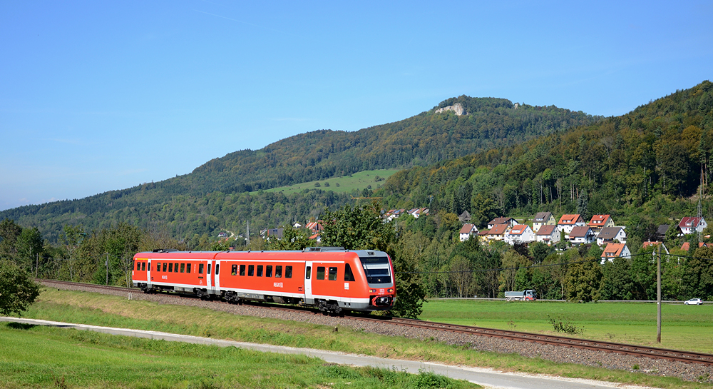 Seit Montag 15. September 2014 sind auf der KBS 766 nun Triebwagen der Baureihe 612 im Einsatz. Damit endet nach 17 Jahren der Einsatz der 611er.

612 127 fährt am 17. September 2014 als IRE 3257 nach Aulendorf. Im Hintergrund die Schalksburg und ein paar Häuser von Albstadt-Laufen.