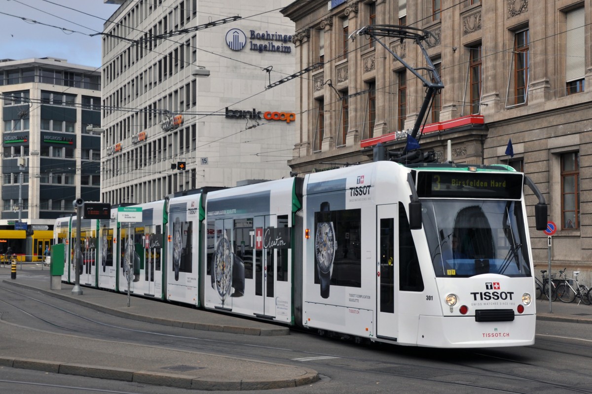Seit Montag 17.03.2014 macht der Combino 301 Werbung für die Uhren-marke Tissot. Hier ist der Wagen auf der Linie 3 am Aeschenplatz. Die Aufnahme stammt vom 19.03.2014.