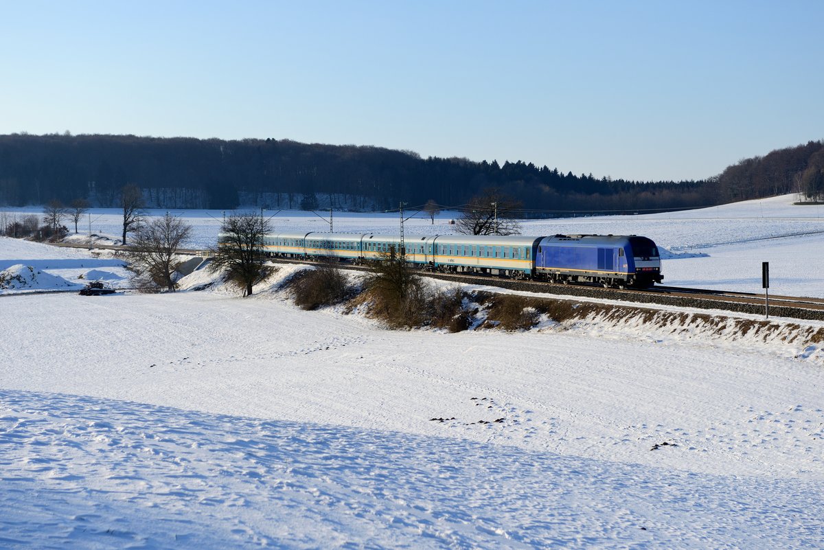 Seit November 2017 setzt die Länderbahn aufgrund von Fahrzeugmangel drei ER 20 von Bacon Rail ein. Vor den Alex-Zügen im Allgäu ergibt sich somit eine erfreuliche Abwechslung bei der Bespannung. Am 25. Februar 2018 konnte ich bei Kottgeisering die blaue ER 20-001 mit dem ALX 84141 / 84161 nach München HBF ablichten.