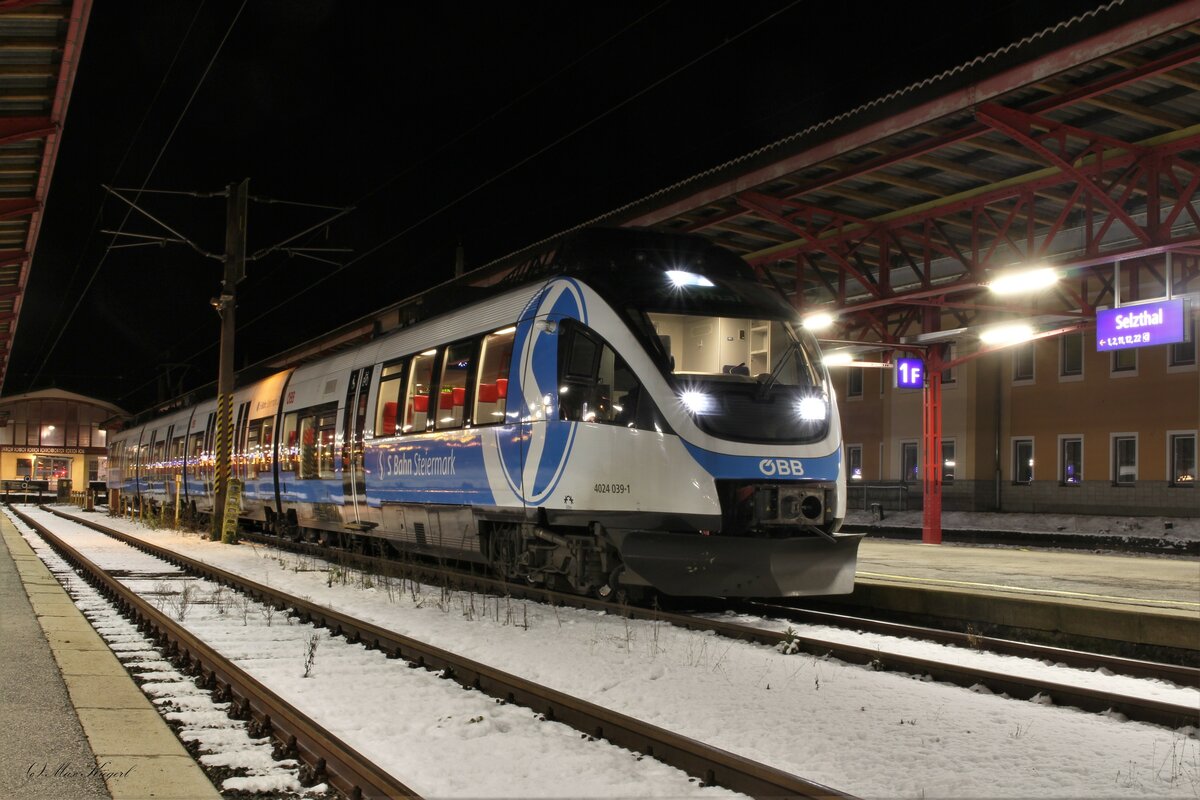 Seit November 2022 trägt der 4024 039 eine Komplettfolierung als Werbung der S-Bahn Steiermark.
Diese Beklebung ist bereits die dritte S-Bahn Steiermark Vollwerbung wobei der 4024 120 die ersten beiden trug.
Am Abend des 17.1.2023 ist der ansehnliche Triebwagen als R1994 von Leoben Hbf in Selzthal angekommen und übernachtet hier bis zu seiner nächsten Leistung.