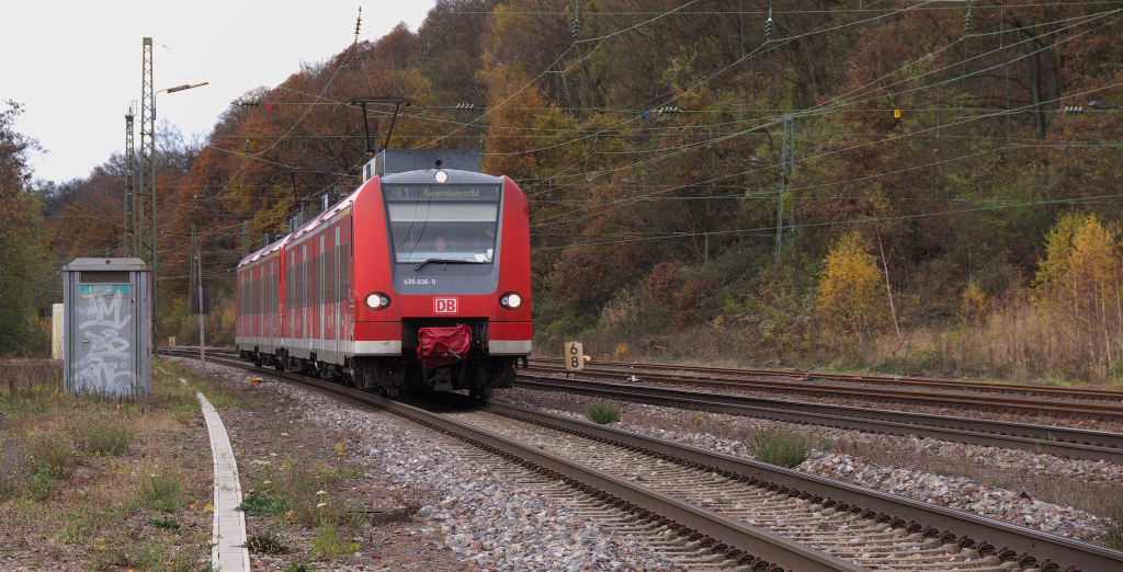 Seit ber zwei Jahren steht diese  Blechbude  im Weg und verschandelt die Optik. Nun hat man 100 Meter weiter noch ein Trafohuschen gebaut, sodass man nun zwei solcher Objekte im Blick hat. Aber je desto trotz wurde 426 036 und ein weiterer  Mini Quietschie  auf den Chip gebannt. Da die Moselstrecke bei rzig gesperrt war wurden die Zge im Umlauf nach Koblenz geteilt und so war der fahrplan am 24.11.2013 nicht mehr so ganz einzuhalten. Versptungen der RB etwa 15 Minuten und der RE bis 20 Minuten. KBS 685 - Bahnstrecke 3230 Saarbrcken - Karthaus bei Luisenthal/Saar.
